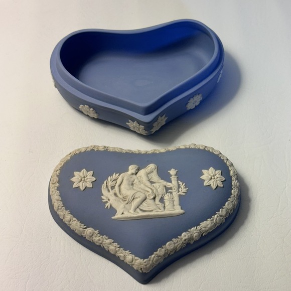 Wedgwood Blue Jasperware Heart Trinket Box Asclepius Design 5.5" - Picture 3 of 8